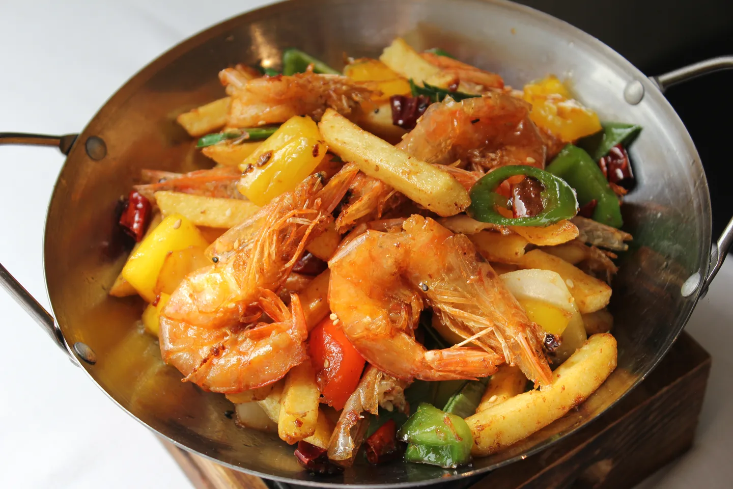 Gamberoni in Dry Pot con patate fritte