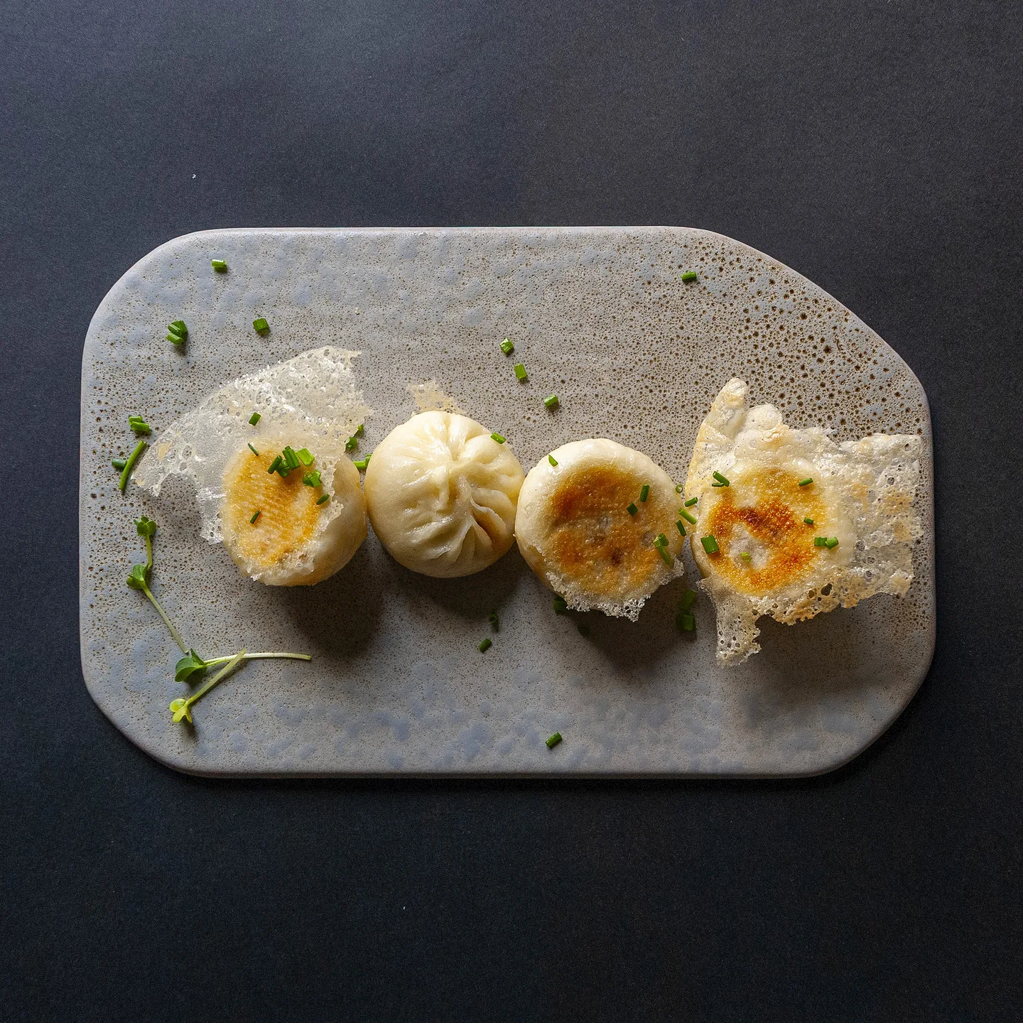 Bao di carne cotti al vapore e piastrati