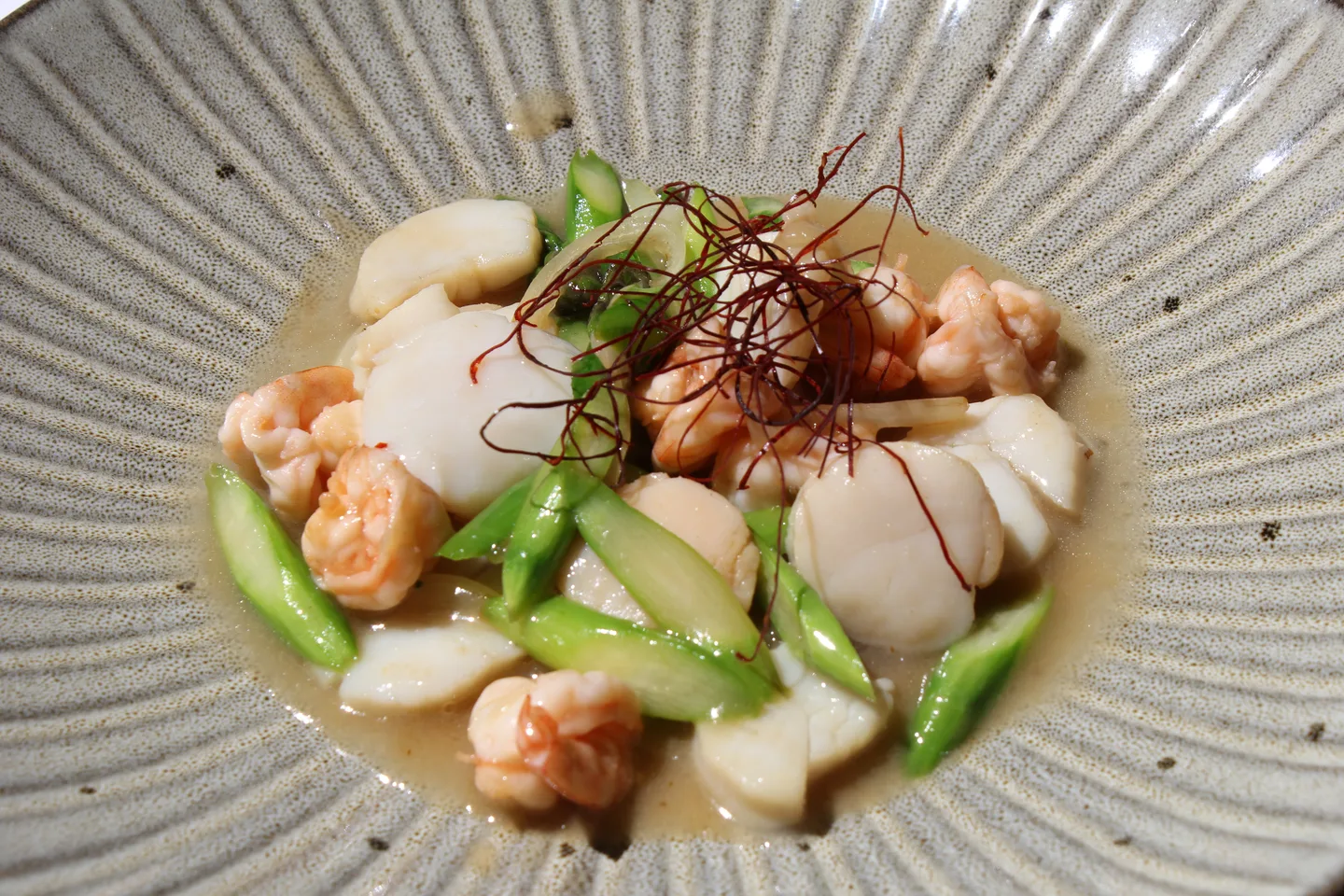 Gamberoni e capesante saltati con asparagi