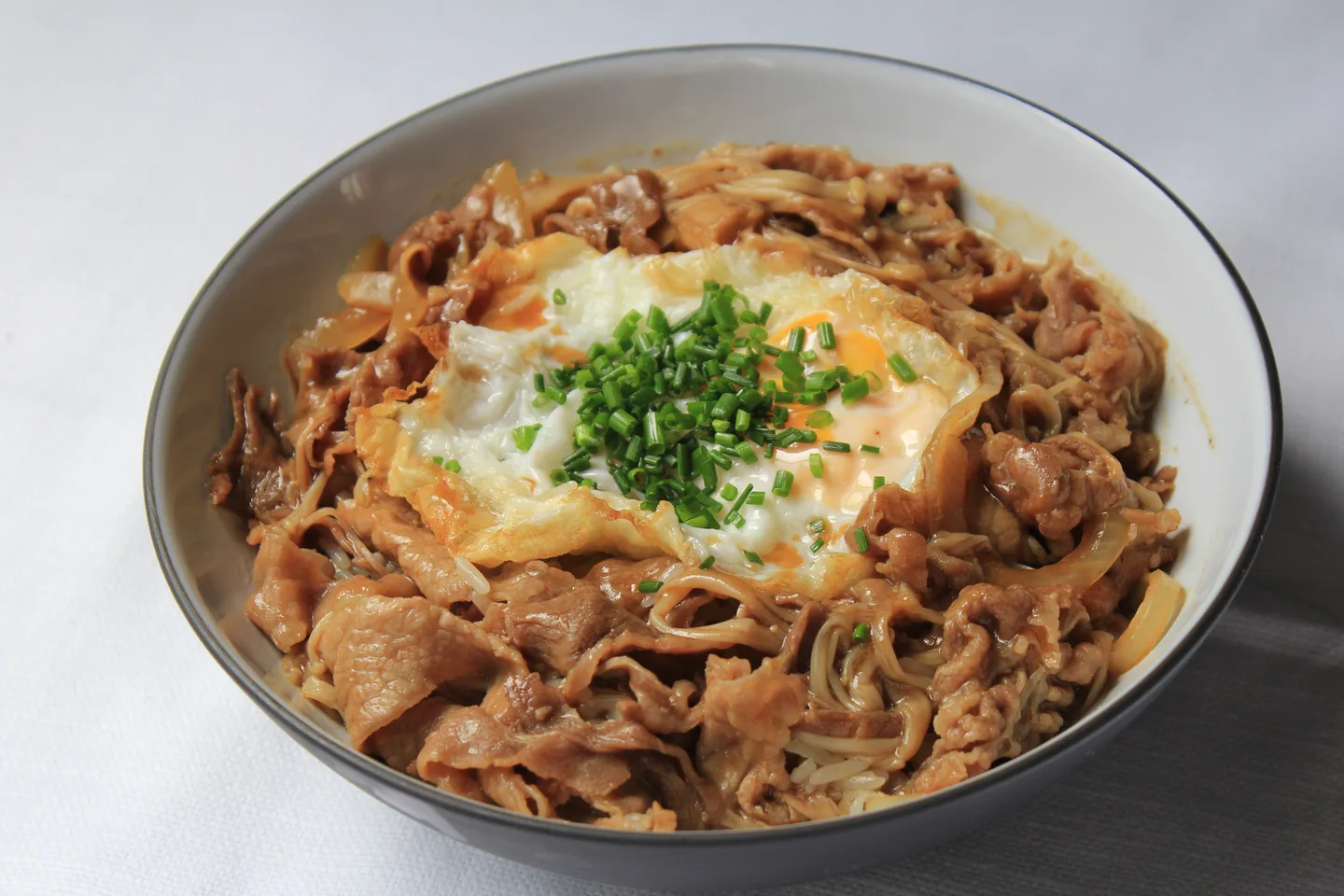 Donburi con manzo - riso bianco al vapore con manzo e uovo