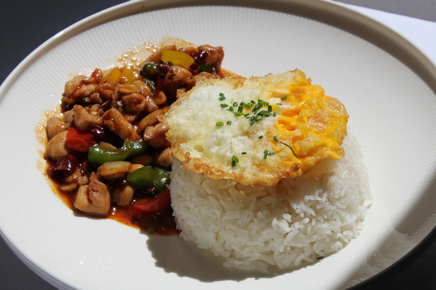 Donburi con pollo Kung Pao