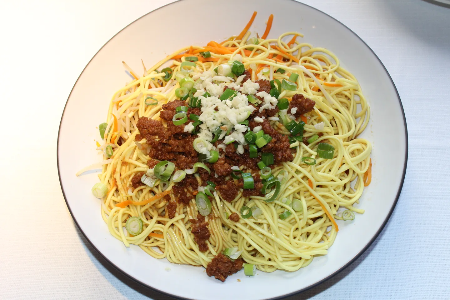 Spaghetti di frumento con macinato di maiale e funghi shiitake