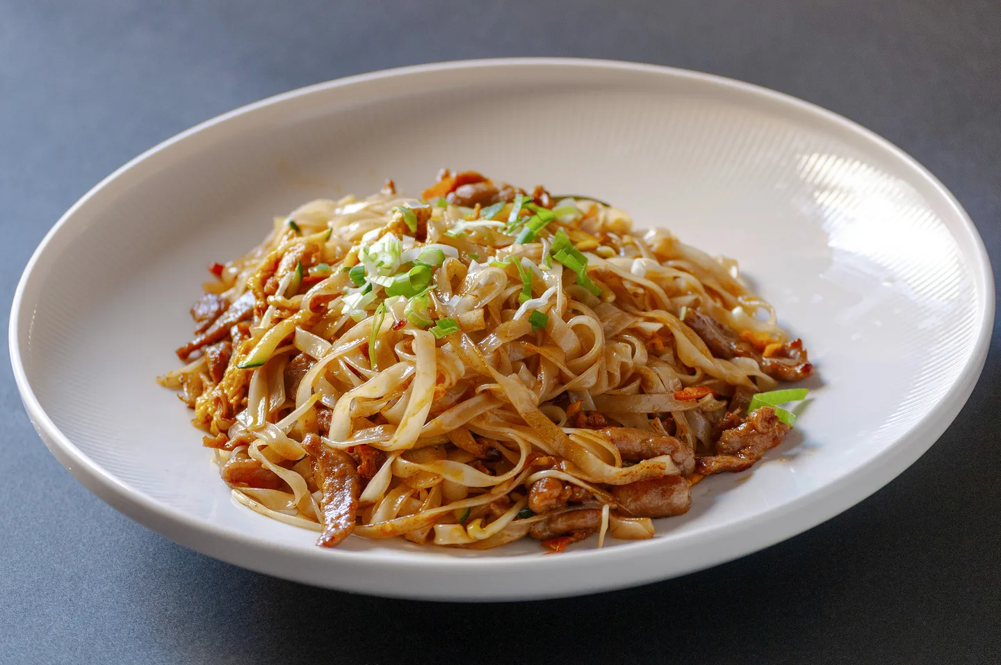 Fettuccine di riso saltate con manzo, germogli di soia e verdure
